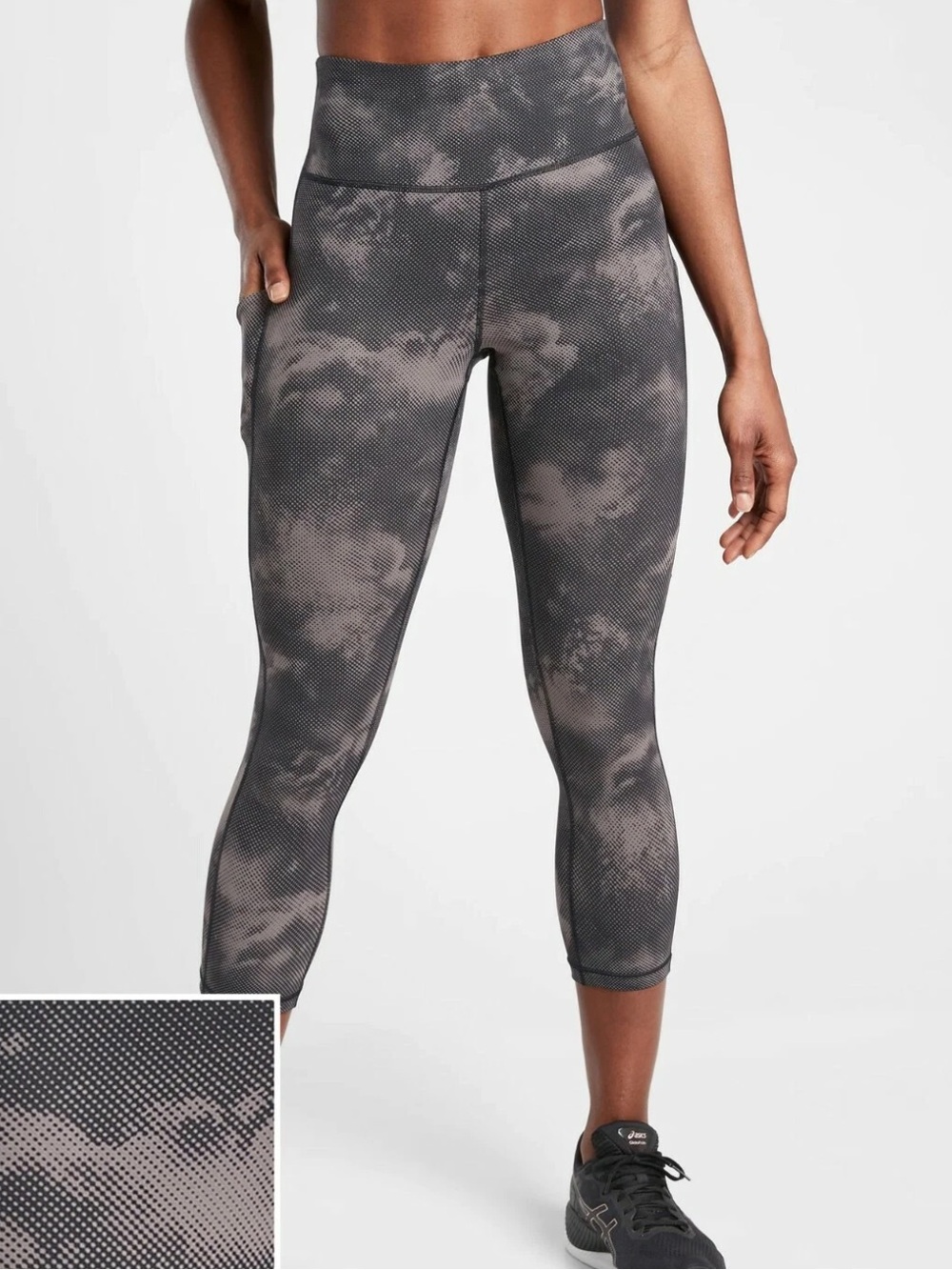 Athleta Women’s Ultimate Stash Pocket Printed Capri Leggings in a size Small